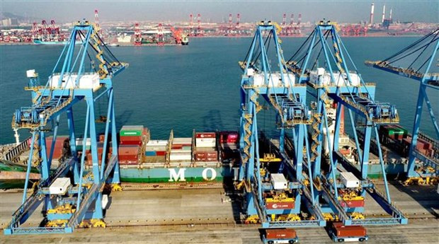 Bốc dỡ hàng hóa tại cảng Thanh Đảo, tỉnh Sơn Đông, Trung Quốc. (Ảnh: THX/TTXVN) Trung Quốc và câu chuyện Hiệp định đối tác kinh tế toàn diện Khu vực ảnh 1