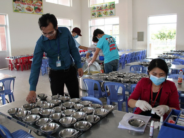 Bình Dương yêu cầu các trường không ký với bếp ăn chưa bảo đảm ảnh 1