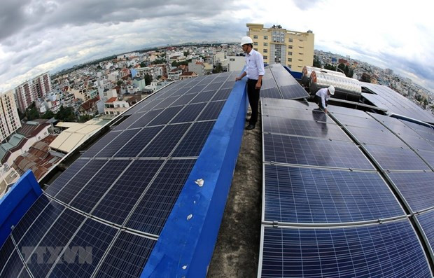 Hệ thống điện Mặt Trời áp mái được lắp đặt trên nóc trụ sở Công ty Điện lực Gò Vấp, Thành phố Hồ Chí Minh. (Ảnh: Ngọc Hà/TTXVN) Công bố Kế hoạch năng lượng sản xuất tại Việt Nam 2.0 ảnh 1