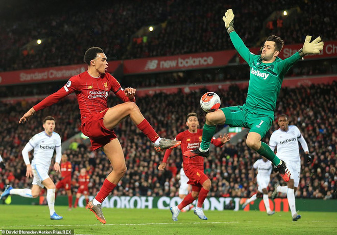 Liverpool chỉ còn cách ngôi vương Premier League 4 trận thắng ảnh 1