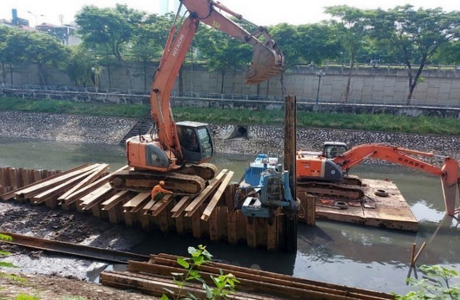 Công ty Taekken (Nhật Bản) chỉ đạo thi công phần đào mở và cống nhánh (gói thầu số 2) Dự án hạ tầng xử lý nước thải Yên Xá. (Ảnh: TTXVN phát) ha_tang_xu_ly_nuoc_thai_yen_xa3.jpg