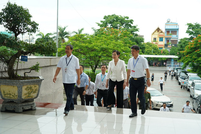 Đoàn công tác kiểm tra tại hội đồng thi trường THPT Chuyên Biên Hòa. (Ảnh: Đại Nghĩa/TTXVN) bo_truong_bo_giao_duc_va_dao_tao_nguyen_kim_son_kiem_tra_to_chuc_thi_tai_ha_nam.jpg