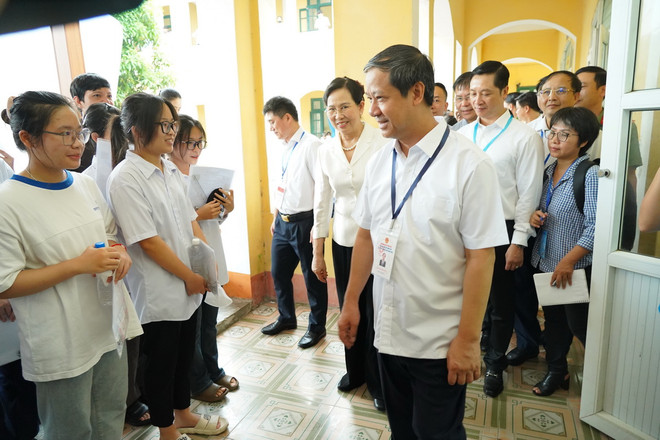Bộ trưởng Nguyễn Kim Sơn động viên các thí sinh tại điểm thi trường THPT B Duy Tiên. (Ảnh: Đại Nghĩa/TTXVN) bo_truong_bo_giao_duc_va_dao_tao_nguyen_kim_son_kiem_tra_to_chuc_thi_tai_ha_nam5.jpg