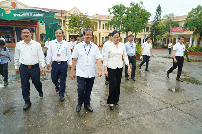 Đoàn công tác kiểm tra tại hội đồng thi trường THPT B Duy Tiên. (Ảnh: Đại Nghĩa/TTXVN) bo_truong_bo_giao_duc_va_dao_tao_nguyen_kim_son_kiem_tra_to_chuc_thi_tai_ha_nam3.jpg