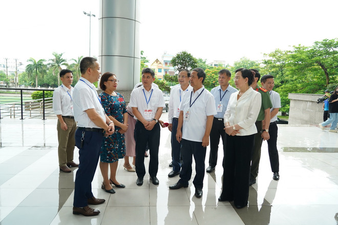 Đoàn công tác kiểm tra tại hội đồng thi trường THPT Chuyên Biên Hòa. (Ảnh: Đại Nghĩa/TTXVN) bo_truong_bo_giao_duc_va_dao_tao_nguyen_kim_son_kiem_tra_to_chuc_thi_tai_ha_nam2.jpg