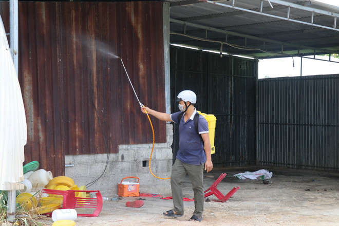 Phun thuốc tại điểm giết mổ xã Cam Thành Bắc, huyện Cam Lâm. (Ảnh: Đặng Tuấn/TTXVN) khanh_hoa_ngan_chan_lay_lan_dich_ta_lon_chau_phi2.jpg