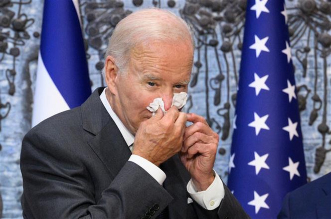 Tổng thống Mỹ Joe Biden có dấu hiệu bị sổ mũi trong chuyến thăm Israel ngày 14/7. (Ảnh: AFP/TTXVN) Sức khỏe của Tổng thống Biden cải thiện tích cực sau khi mắc COVID-19 ảnh 1