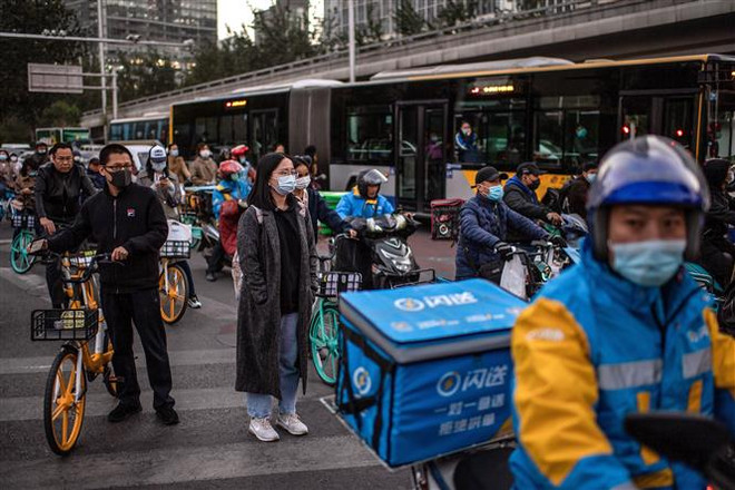 Người dân trên đường phố tại thủ đô Bắc Kinh, Trung Quốc. (Ảnh: AFP/ TTXVN) Dân số Trung Quốc dự kiến sẽ giảm vào trước năm 2025 ảnh 1