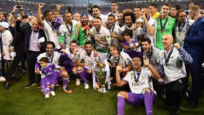 Real Madrid ăn mừng chiếc cúp vô địch Champions League. (Nguồn: Getty) Manchester United, AC Milan có đủ lực để thách thức Real Madrid? ảnh 1