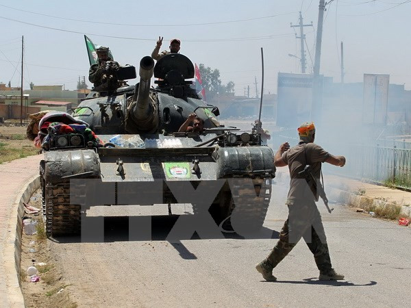 Các binh sỹ Iraq tuần tra tại thị trấn Hatra, gần Mosul ngày 28/4. (Nguồn: AFP/TTXVN) Phái đoàn quân đội cấp cao Syria thăm Iraq để bàn cách chống IS ảnh 1