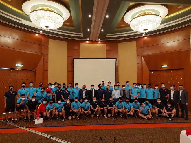 Đại sứ Việt Nam tại UAE động viên tinh thần đội tuyển Việt Nam ảnh 3