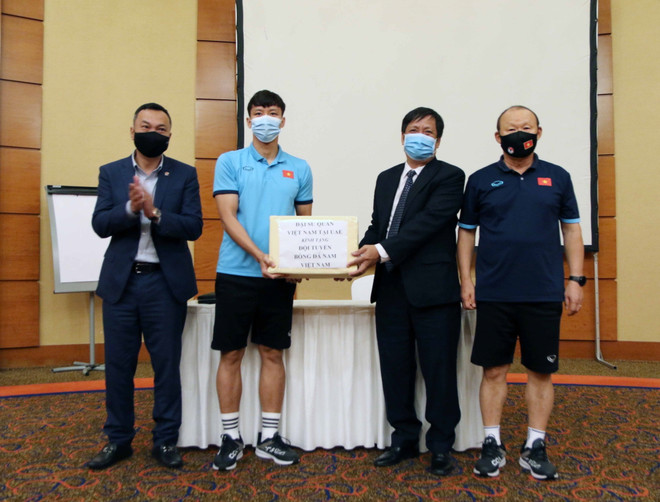 Đại sứ Việt Nam tại UAE động viên tinh thần đội tuyển Việt Nam ảnh 1