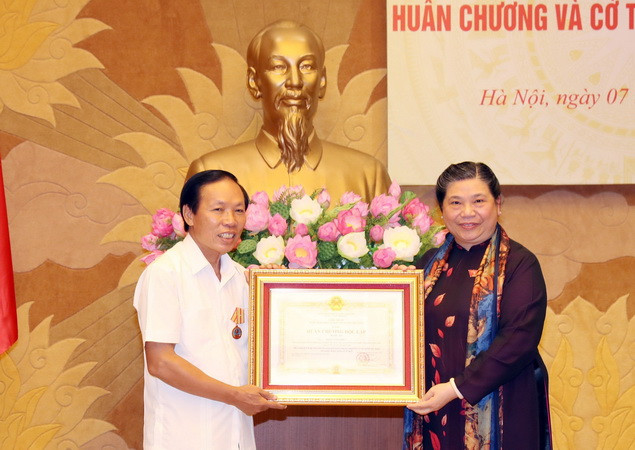 Truy tặng, trao tặng,Huân chương cho các vị nguyên lãnh đạo Quốc hội ảnh 3