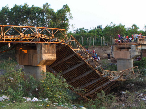 Khắc phục hậu quả vụ xe tải chở cát làm sập cầu tại Đắk Lắk ảnh 1