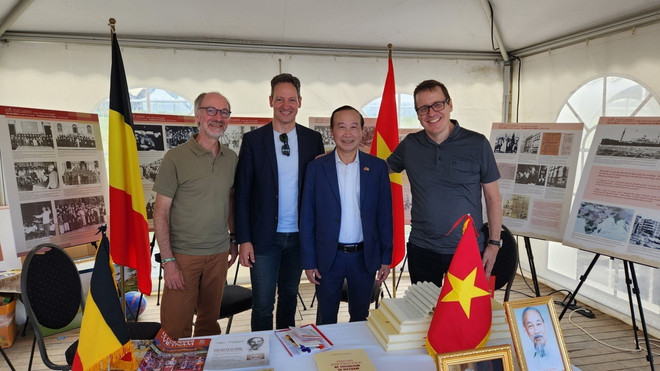 ttxvn sach_cua_tong_bi_thu_nguyen_phu_trong_thu_hut_su_chu_y_tai_le_hoi_manifiesta_bi3.jpg