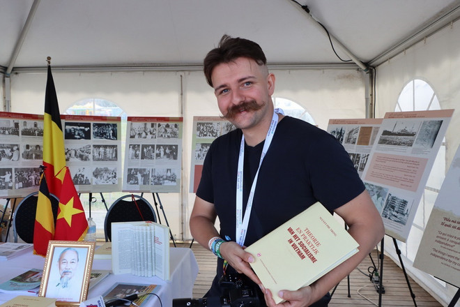 ttxvn sach_cua_tong_bi_thu_nguyen_phu_trong_thu_hut_su_chu_y_tai_le_hoi_manifiesta_bi2.jpg