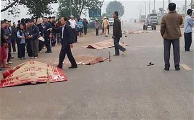 Hiện trường vụ tai nạn thương tâm ở xã Trung Nguyên, huyện Yên Lạc. (Ảnh: TTXVN phát) Khởi tố hình sự vụ xe khách đâm vào đoàn đưa tang tại Vĩnh Phúc ảnh 1