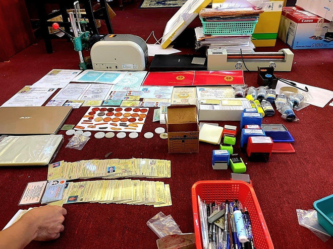 Triệt phá đường dây sản xuất, mua bán bằng giả qua mạng Internet ảnh 1