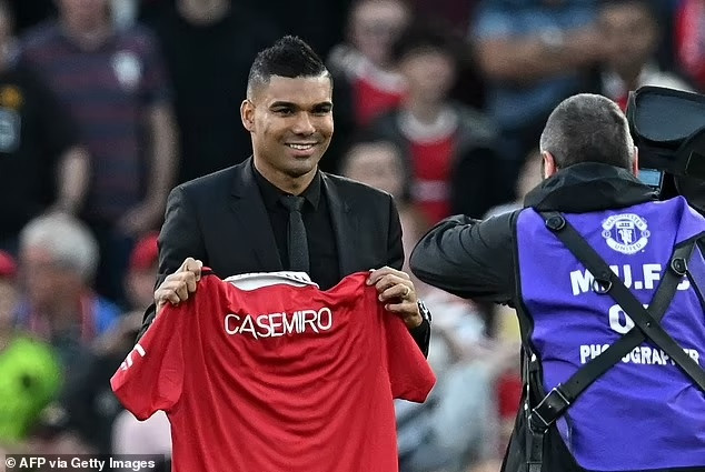 Manchester United chính thức ra mắt 'bom tấn' Casemiro ảnh 1