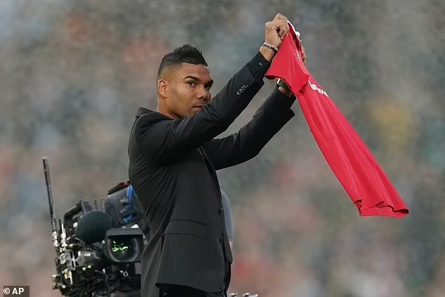 Manchester United chính thức ra mắt 'bom tấn' Casemiro ảnh 2