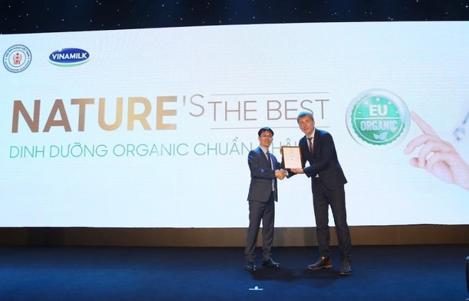 Vinamilk ra mắt sản phẩm sữa bột trẻ em được bổ sung thêm tổ yến ảnh 3