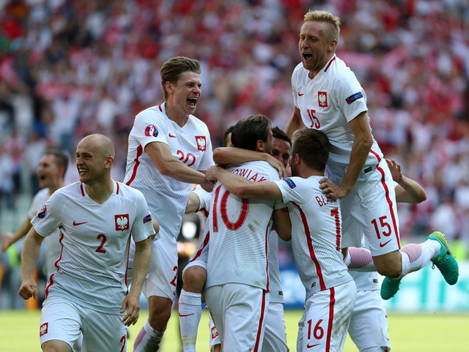 Ba Lan lần đầu vào tứ kết sau loạt sút luân lưu căng thẳng ảnh 1