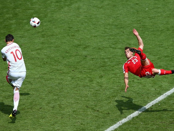 [Video] Cận cảnh Xherdan Shaqiri "ngả bàn đèn" lập siêu phẩm ảnh 1