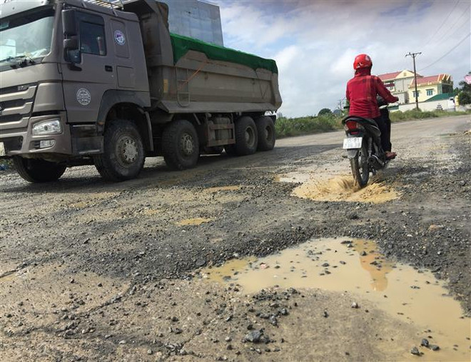 Xe máy đâm vào xe tải đang lùi, 2 người thương vong ảnh 1