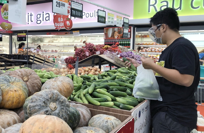 Lượng khách đến siêu thị tăng sau khi Hà Nội siết chặt phòng dịch ảnh 1