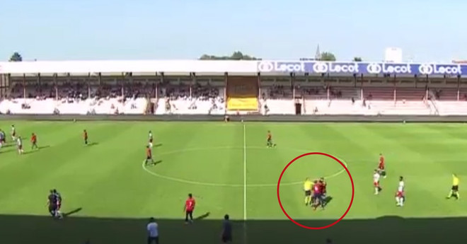 Cầu thủ của nhà đương kim vô địch Ligue 1 đánh nhau ngay trên sân ảnh 1