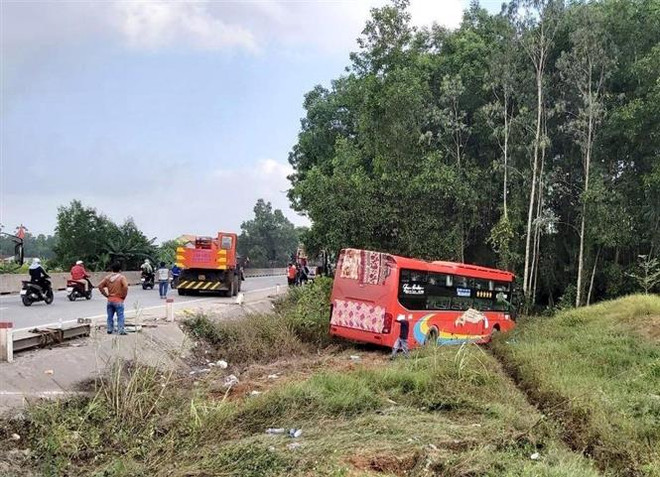 Hiện trường vụ tai nạn. (Ảnh: Phước Ngọc/TTXVN) Quảng Ngãi: Xe khách húc xe tải lao xuống hố sâu ven đường ảnh 2