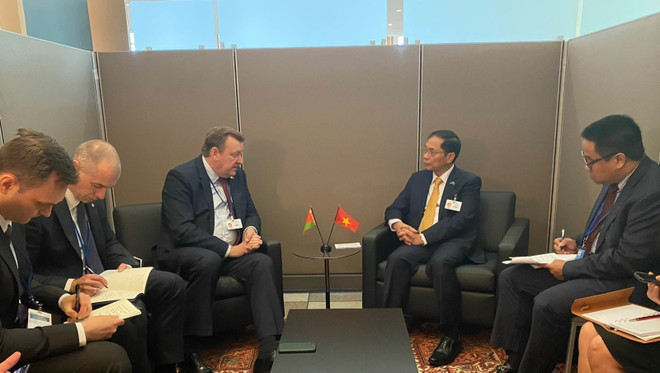 Bộ trưởng Ngoại giao tiếp xúc song phương với quan chức một số nước ảnh 1