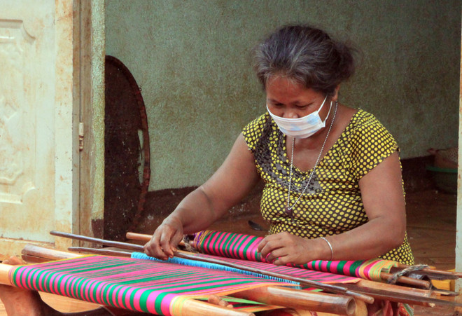 Bình Phước: Phụ nữ S’Tiêng phát huy, gìn giữ nét đẹp dệt thổ cẩm ảnh 1