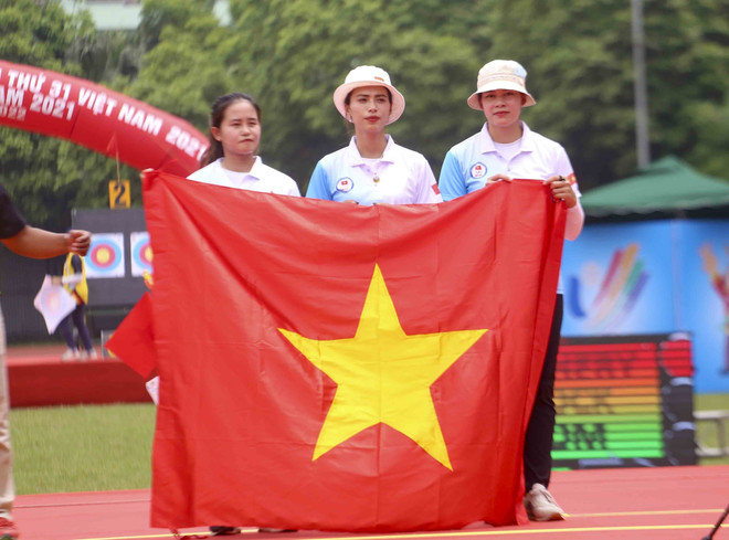 Bắn cung Việt Nam giành Huy chương Bạc Cung ba dây đồng đội nữ ảnh 1