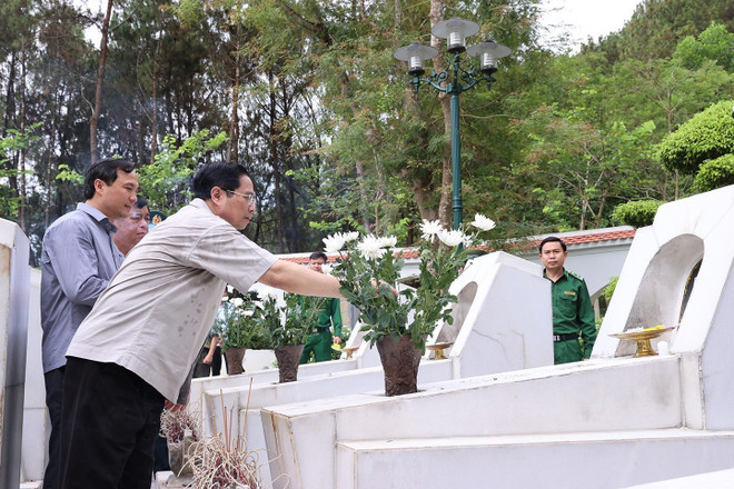 Thủ tướng dâng hương tưởng nhớ các anh hùng liệt sỹ tại Hà Tĩnh ảnh 1