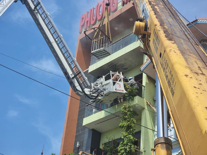 Hà Nam: Giải cứu 5 người mắc kẹt trong đám cháy cửa hàng tạp hóa ảnh 1