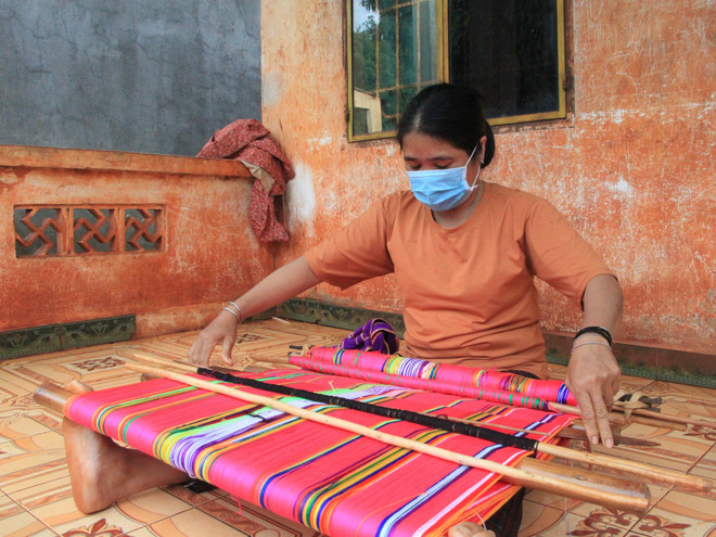 Bình Phước: Phụ nữ S’Tiêng phát huy, gìn giữ nét đẹp dệt thổ cẩm ảnh 2