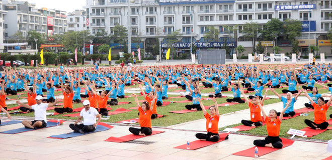Khoảng 3.000 người tham gia Ngày Quốc tế Yoga lần thứ 8 tại Quảng Ninh ảnh 1