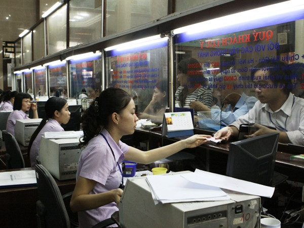 Hành khách mua vé tàu ở ga Hà Nội. (Ảnh: Thế Duyệt/TTXVN) Vé tàu Tết 2014 chỉ căng thẳng ở các tuyến ngắn ảnh 1