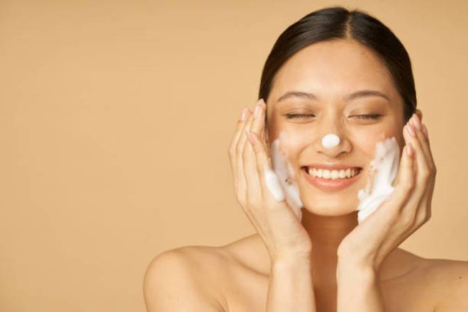 Bạn cần sử dụng loại sữa rửa mặt phù hợp với làn da của mình. (Ảnh: iStock) sua rua mat.jpg