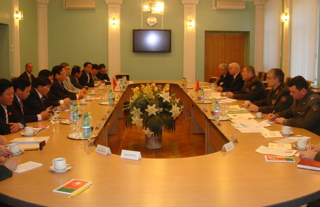 Phó Chủ tịch Quốc hội làm việc với Bộ Quốc phòng Belarus ảnh 1