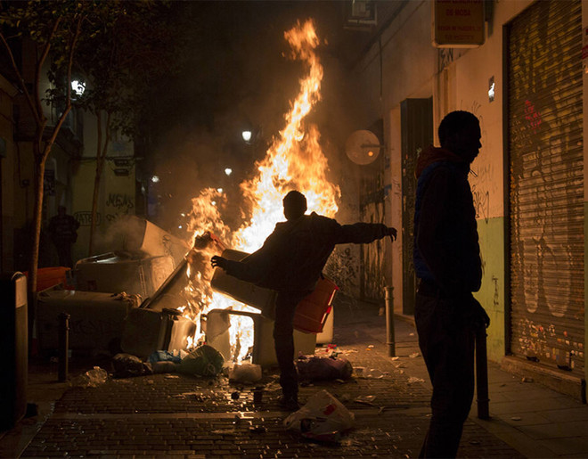 Tây Ban Nha dẹp người bán hàng rong - biểu tình bạo lực bùng phát ảnh 1