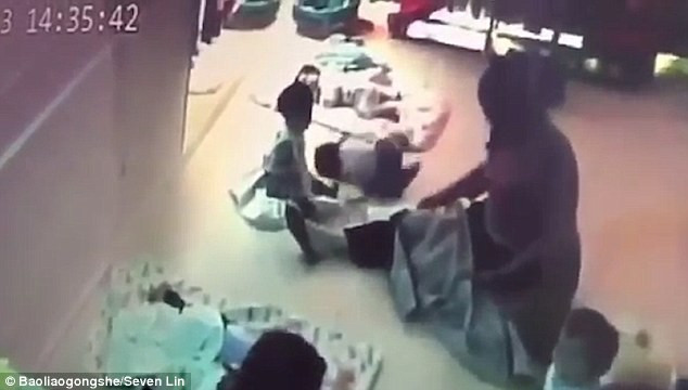 Bảo mẫu Đài Loan đẩy bé gái 8 tháng tuổi ngã sấp xuống sàn nhà. (Nguồn: Dailymail) Đài Loan chấn động vụ bảo mẫu hành hạ bé gái 8 tháng tuổi ảnh 1