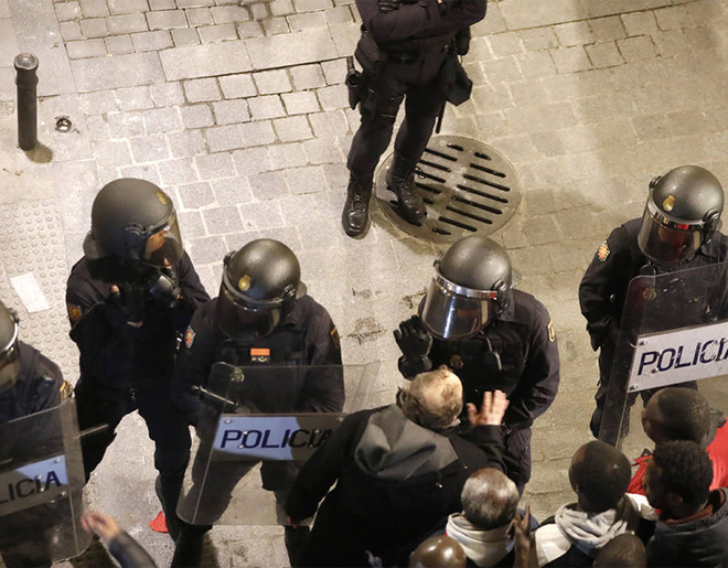Tây Ban Nha dẹp người bán hàng rong - biểu tình bạo lực bùng phát ảnh 2