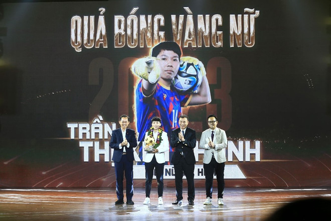 Thủ môn Trần Thị Kim Thanh (CLB TP Hồ Chí Minh I) nhận danh hiệu Quả bóng Vàng nữ năm 2023. (Ảnh: Thanh Vũ/TTXVN) thu mon kim thanh.jpg