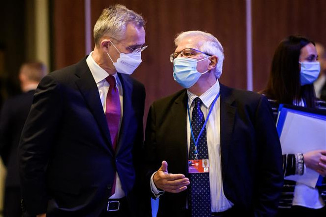 Tổng Thư ký NATO Jens Stoltenberg (trái) và Đại diện cấp cao EU phụ trách chính sách an ninh và đối ngoại Josep Borrell trong cuộc gặp tại Hội nghị Ngoại trưởng NATO ở Riga, Latvia, ngày 1/12/2021. (Ảnh minh họa: AFP/TTXVN) NATO tham vấn trước thềm cuộc họp về an ninh với Nga ảnh 1