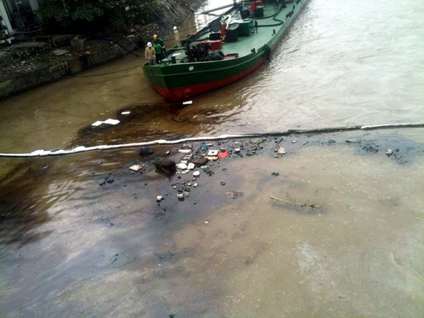 Long An: Khẩn cấp xử lý hơn 10.000 lít dầu tràn ra sông Vàm Cỏ ảnh 1