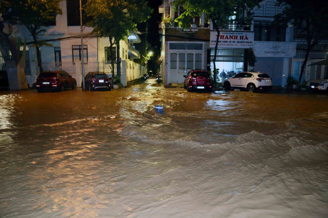 Tuyến đường Hoàng Quốc Việt, phường Quyết Thắng, thành phố Sơn La, tỉnh Sơn La bị ngập sâu. (Ảnh: Quang Quyết/TTXVN) ttxvn_mua_lon_gay_ngap_lut_tai_thanh_pho_son_la_2.jpg