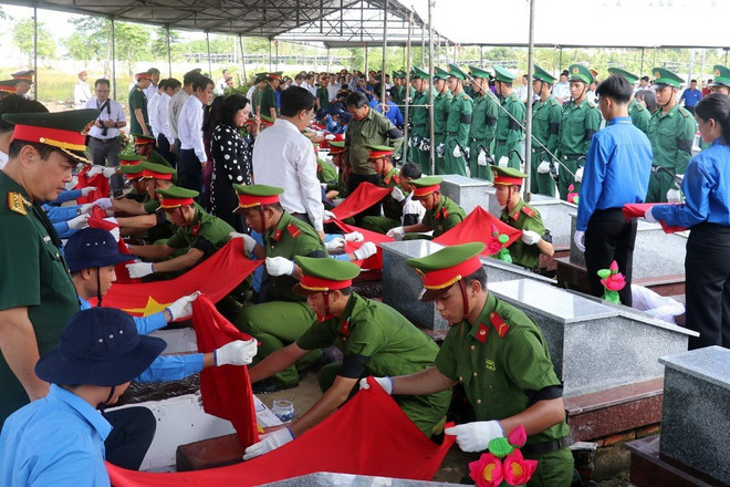 Nghi thức an táng hài cốt liệt sỹ. (Ảnh: Lê Huy Hải/TTXVN) ttxvn_kien_giang_truy_dieu_an_tang_hai_cot_liet_si_quan_tinh_nguyen_viet_nam_hy_sinh_tai_campuchia_2.jpg