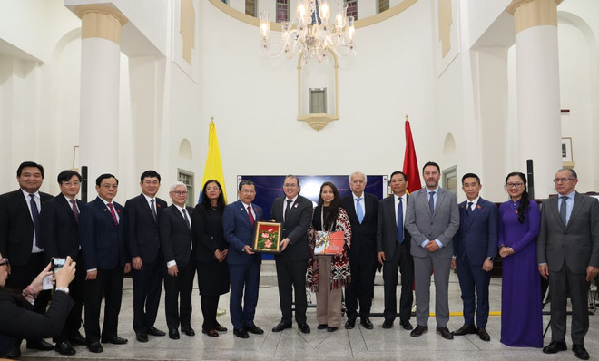 Các đại biểu chụp hình chung tại buổi lễ. (Ảnh: Phi Hùng/TTXVN) ttxvn_ky_niem_45_nam_thiet_lap_quan_he_ngoai_giao_viet_nam_-_colombia_3.jpg